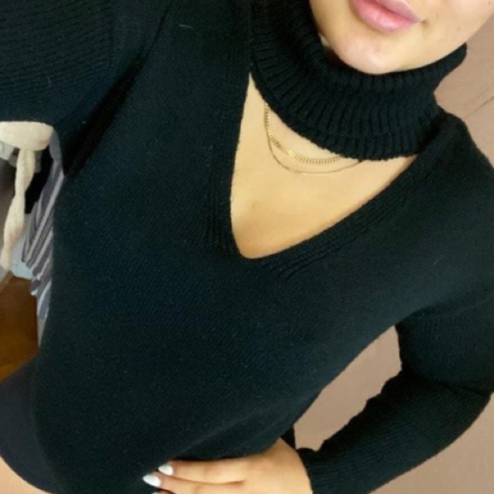 Kendall & Kylie black cutout V-neck sweater Sz M.